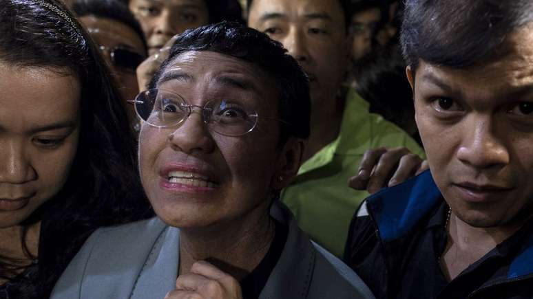 A jornalista filipina Maria Ressa, conhecida por reportagens que investigam o governo, foi presa duas vezes