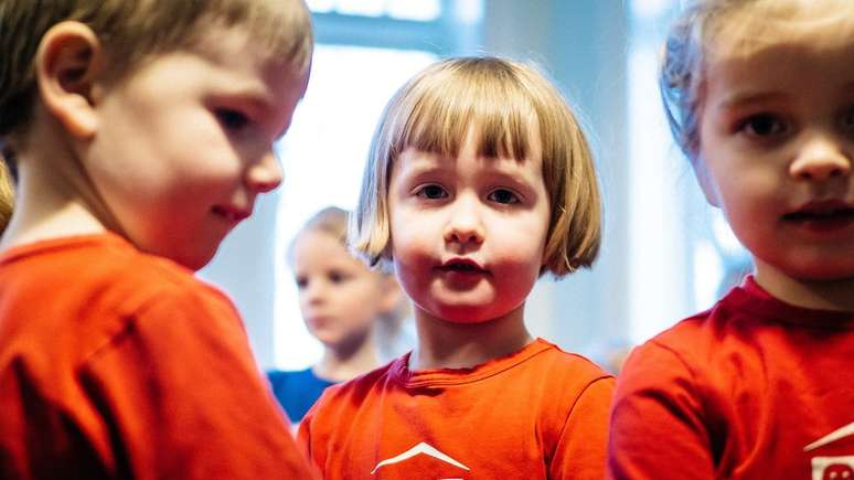 Crianças usam uniformes unisex nas escolas Hjalli