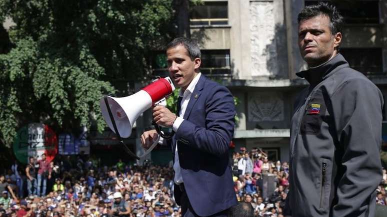 Leopoldo López, líder da oposição, foi libertado da prisão domiciliar e acompanhou Guaidó no levante de 30 de abril