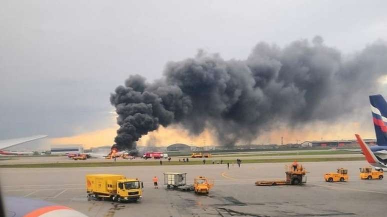 Avião em chamas na pista do aeroporto de Sheremetyevo