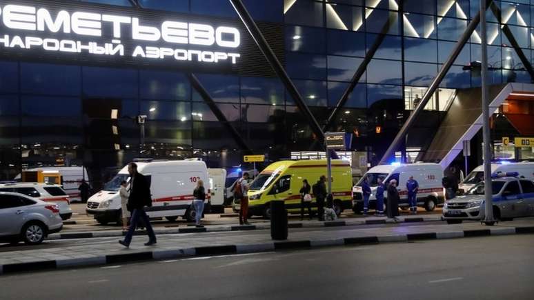 Ambulâncias aguardam em frente ao terminal do aeroporto de Sheremetyevo, em Moscou