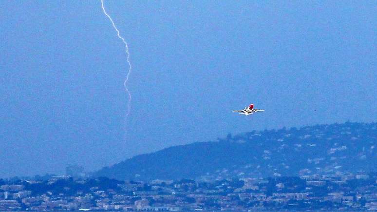 Em uma imagem de 2011, um avião decola de aeroporto na França