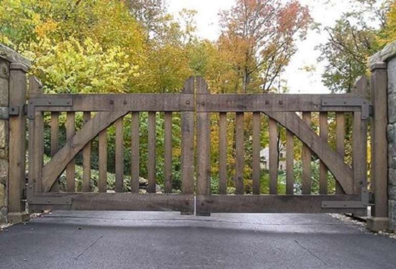 25 – Entrada de chácara com portão de madeira simples. Fonte: Pinterest
