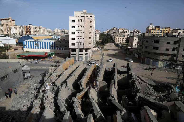 Destro&ccedil;os de pr&eacute;dio destru&iacute;do por ataque a&eacute;reo israelense contra a Faixa de Gaza
06/05/2019
REUTERS/Mohammed Salem
