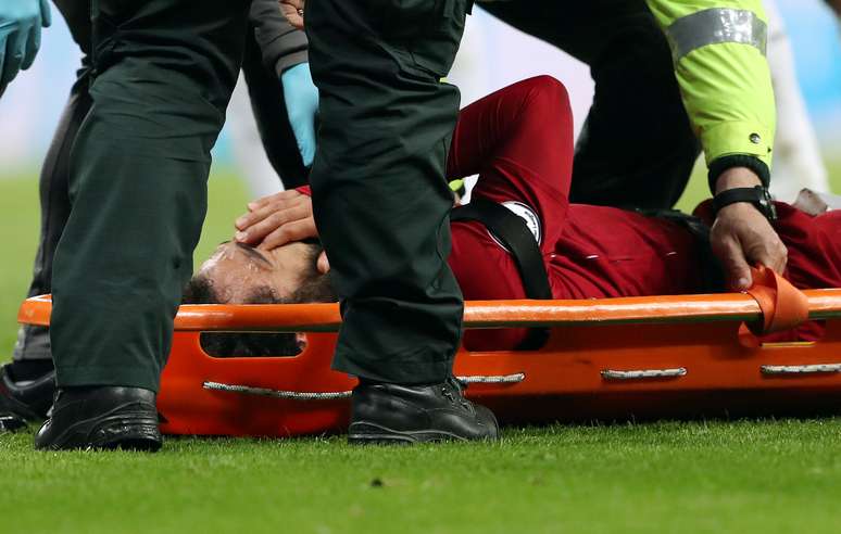 Mohamed Salah retirado de campo de maca após sofrer lesão na cabeça em jogo do Liverpoll
04/05/2019
REUTERS/Scott Heppell