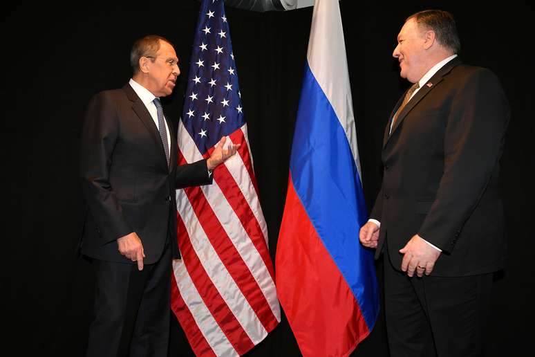 Chanceler da Rússia, Sergei Lavrov, conversa com secretário de Estado dos EUA, Mike Pompeo, em Rovaniemi, na Finlândia
06/05/2019 Mandel Ngan/Pool via REUTERS
