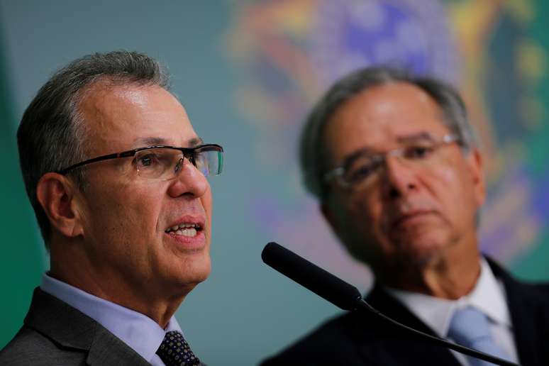 Ministro de Minas e Energia, Bento Albuquerque, e ministro da Economia, Paulo Guedes durante uma conferência em Brasília.  REUTERS/Adriano Machado