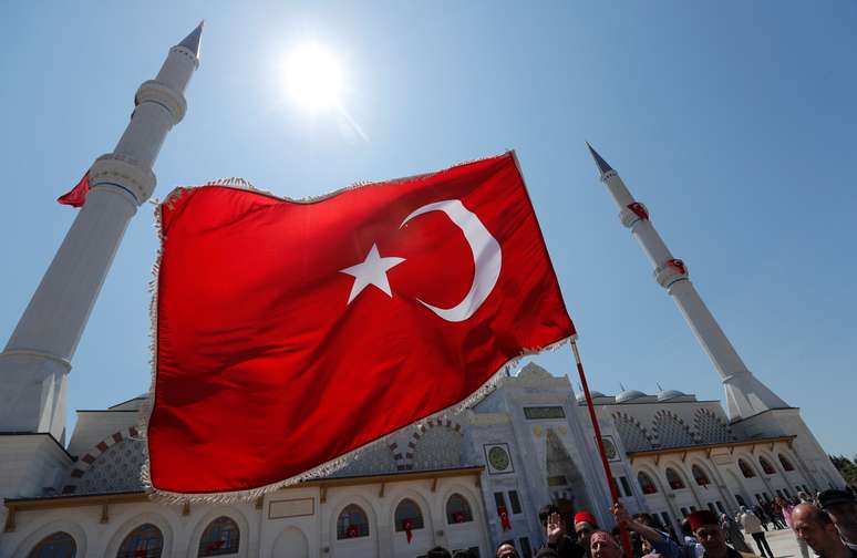 Homem com bandeira da Turquia em Istambul
03/05/2019 REUTERS/Murad Sezer