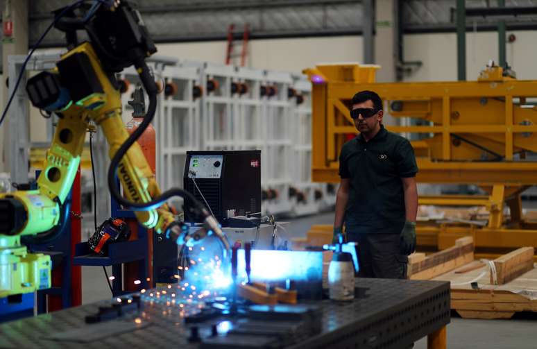 Trabalhador observa máquina operando em fábrica de Garín, Argentina 
01/11/2018
REUTERS/Marcos Brindicci