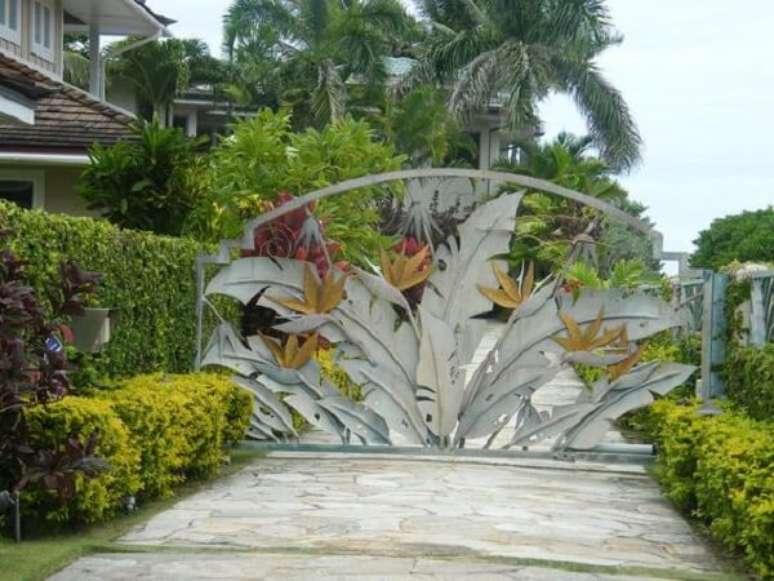 8 – Portão com design de folhas encantam a entrada de chácara. Fonte: Pinterest