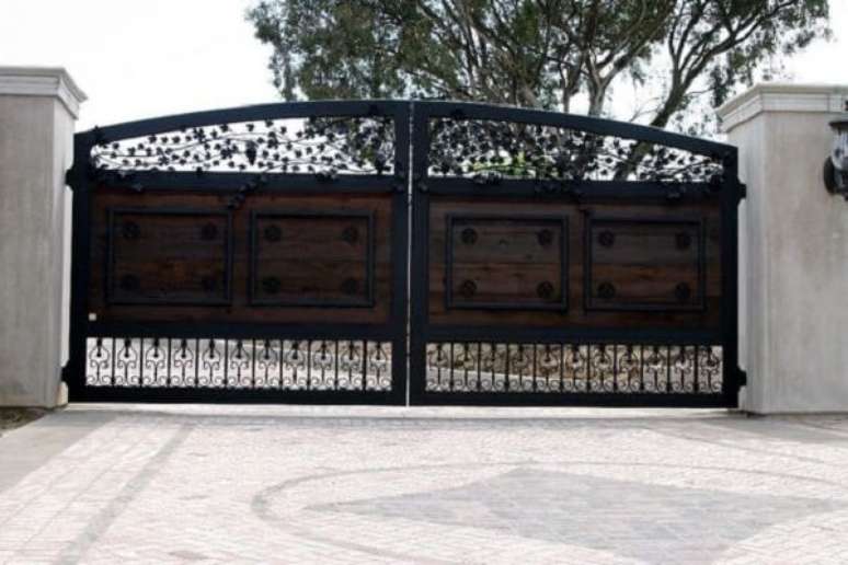 42 – Portão com acabamento ao centro em madeira usado na entrada para chácara. Fonte: Pinterest