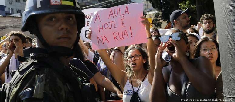 Manifestantes em frente ao Colégio Militar do Rio. Polícia do Exército acompanhou protesto