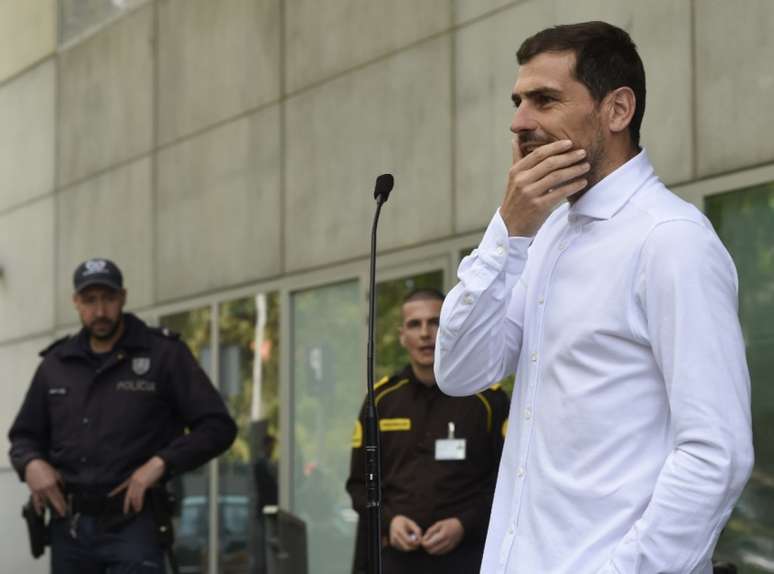 Casillas falou com a imprensa logo após deixar o hospital em Porto (AFP)