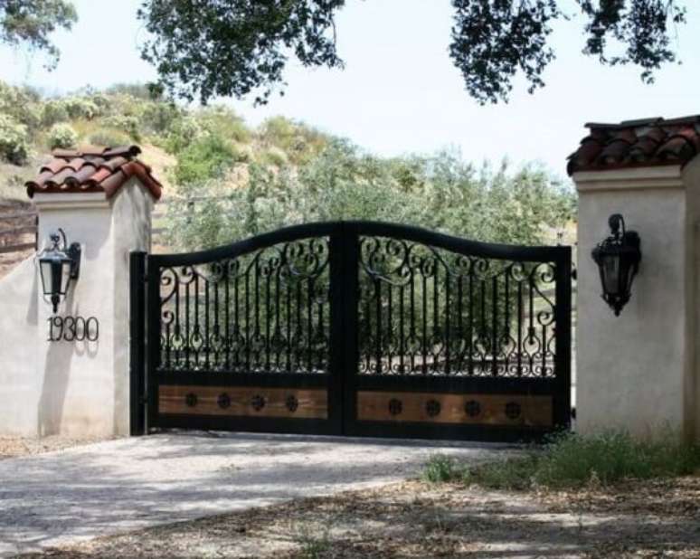 22 – Design de ferro e madeira compõem o portão para entrada da chácara. Fonte: Pinterest