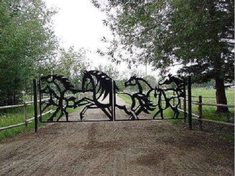 44 – Portão com design de cavalo usado na entrada para chácara. Fonte: Pinterest