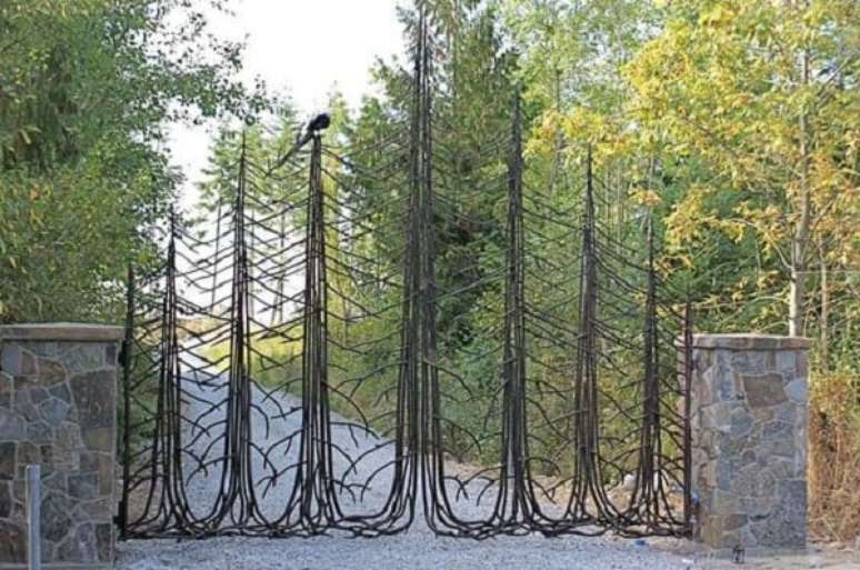 53 – Portão em formato de pinheiro compõem a entrada de chácara. Fonte: Home Lighting Decor