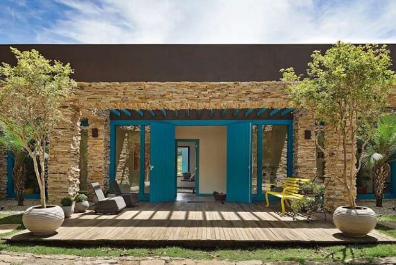 21 – Casa de chácara com fachada de pedras e porta azul. Fonte: Revista Viva Decora