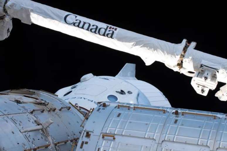 Acoplagem de uma cápsula Dragon na ISS em 4 de março de 2019