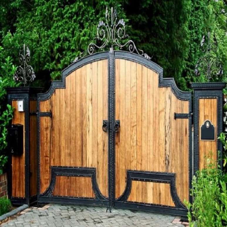 37 – Portão alto em madeira e ferro compõe a entrada de chácara. Fonte: Room Lover