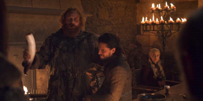 O governo de Westeros está tão disputado que até a Starbucks está querendo uma filial da franquia nos Sete Reinos! No episódio 8x04 de Game of Thrones, exibido nesse último domingo (5), um copo similar aos dos cafés da Starbucks foi visto na cena em que o povo do Norte comemora a vitória contra o Exército dos Mortos. Quem apreciava o suposto café na sequência era Daenerys; ou melhor, a atriz Emilia Clarke, que possivelmente mantinha a bebida por perto durante as gravações. O copo acabou “vazando” no episódio, rendendo comentários e divertidos memes entre os fãs da série. Copo de café similar ao da Starbucks aparece em cena de Game of Thrones (HBO). A HBO confirmou o óbvio, nesta segunda-feira, comunicando que: "O café que apareceu no episódio foi um erro", e brincou com os fãs afirmando que "Daenerys havia encomendado um chá de ervas". Curiosamente, os showrunners de GoT David Benioff e D.B. Weiss participam dessa mesma sequência, caracterizados como selvagens em figuração no salão de Winterfell. Relacionado: Game of Thrones: os acontecimentos importantes do episódio 8x04 (SPOILERS) Você flagrou o copo de café da Starbucks no episódio de Game of Thrones? Mais sobre Game of Thrones: Emilia Clarke: maior batalha de Game of Thrones ainda vem por aí Jon sabe de tudo: o que significa a revelação em Game of Thrones 17 teorias criadas pelos fãs de Game of Thrones Roteiro da 8ª temporada de Game of Thrones na web: vazamento ou fanfic? Game of Thrones: duração e datas dos episódios da última temporada Vinha Minha Série.