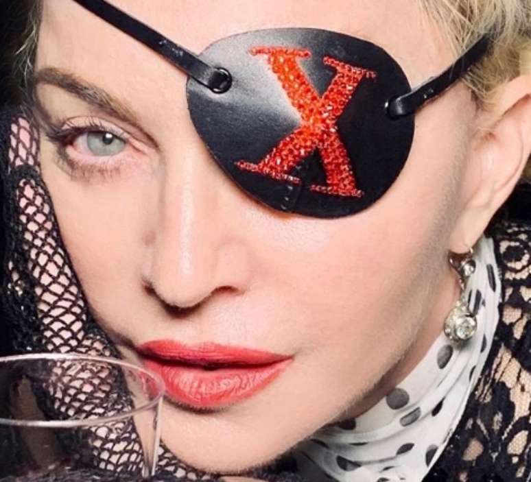 Madonna com o tapa-olho de Madame X, personagem que dá título ao novo álbum da cantora