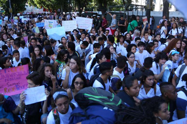 Manifestantes protestam contra o corte de verbas de instituições federais durante a visita do presidente Jair Bolsonaro ao Colégio Militar na Tijuca, na Zona Norte do Rio, na manhã desta segunda-feira. O ato conta com alunos, pais e professores dos colégios Pedro II (CPII), Instituto Federal de Ciência e Tecnologia (IFRJ), Centro Federal de Educação Tecnológica Celso Suckow da Fonseca (Cefet-RJ), Fundação Osório e o Colégio de Aplicação da Universidade Federal do Rio de Janeiro (Cap-UFRJ)