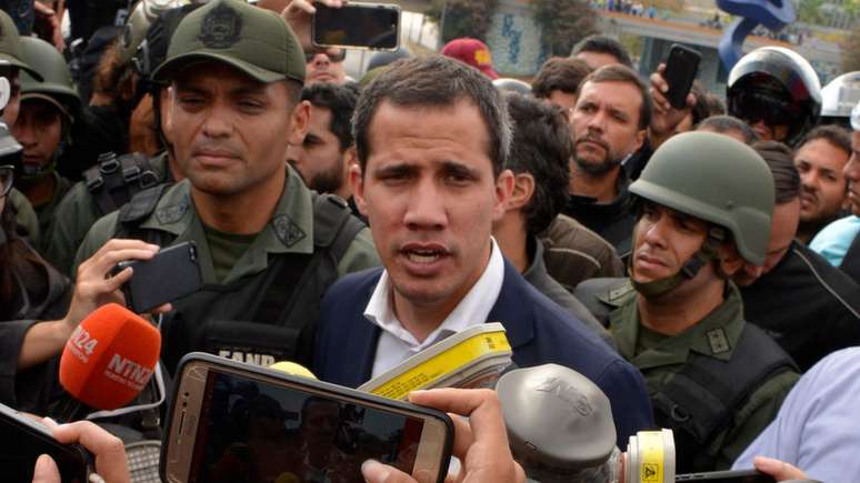 Juan Guaidó afirmou que opção militar é "controversa" mas que pode haver espaço para "cooperação estrangeira" na Venezuela