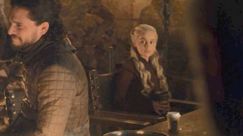 O copo descart&aacute;vel de caf&eacute; parece ser da rede de cafeteria americana Starbucks