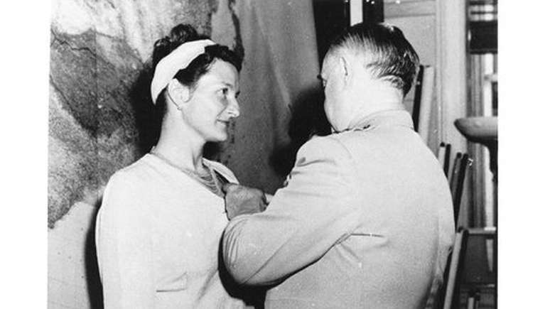 Em 1945, logo após o fim da guerra, Hall foi a única mulher com atuação civil a receber a Cruz de Serviço Distinto, condecoração pelo "heroísmo extraordinário" demonstrado contra o inimigo. Ela também recebeu condecorações militares dos governos francês e britânico