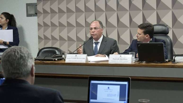 Fernando Bezerra (à esq.)com o deputado João Roma (PRB-BA), presidente da comissão, em sessão nesta terça-feira