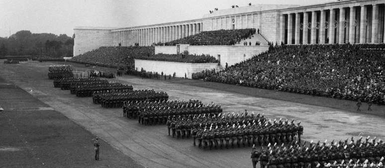 Desfile do Partido Nazista no Campo Zepelim em 1936