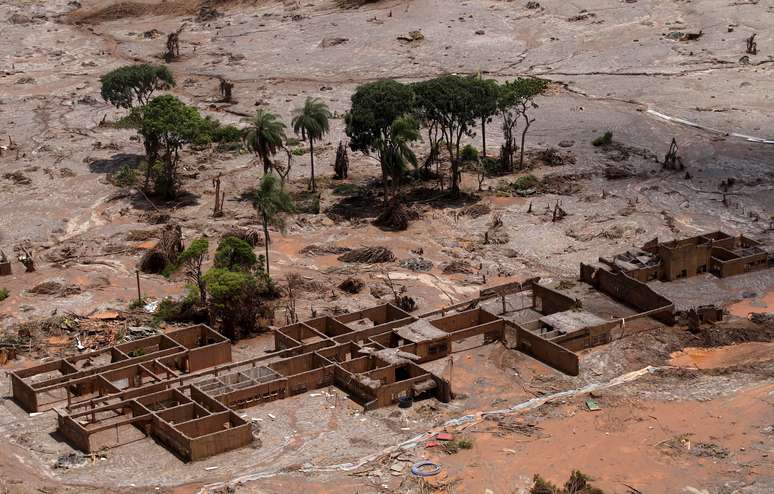 Restos de escola municipal no distrito de Bento Rodrigues, que foi soterrado por rejeitos de min&eacute;rio de ferro com o rompimento de barragem da Samarco, em Mariana (MG).   REUTERS/Ricardo Moraes/