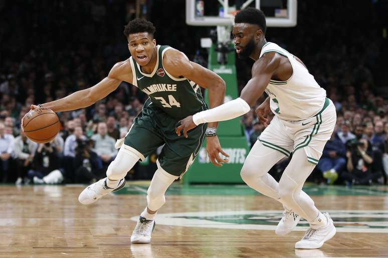 Giannis Antetokounmpo, do Milwaukee Bucks, tenta driblar Jaylen Brown, do Boston Celtics