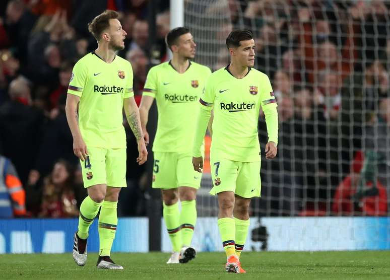 Coutinho em campo com colegas de Barcelona