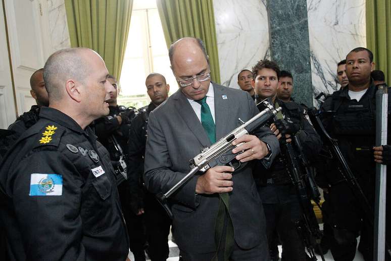 Governador Witzel observa grande apreensão de arma no Complexo do Alemão