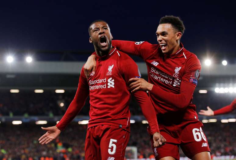 Alexander-Arnold comemora gol do Liverpool com Wijnaldum