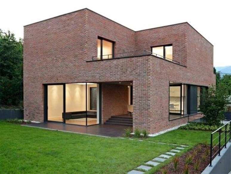 19 – A casa de tijolo ecológico com esquadrias pretas e linhas retas tem um estilo moderno. Fonte: Olaria Ecológica