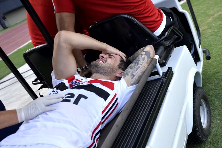 Alexandre Pato, do São Paulo, sente dores após dividida e deixa o campo na partida contra o Flamengo, válida pela terceira rodada do Campeonato Brasileiro 2019