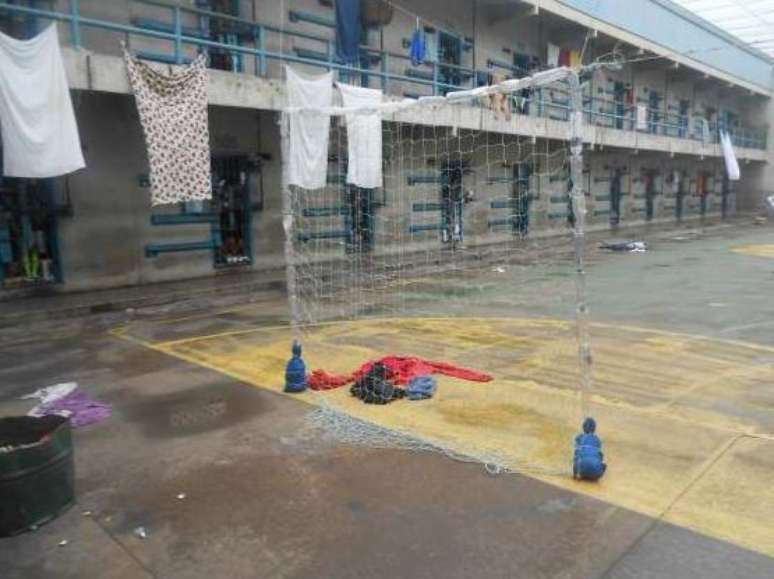 Portas de celas da penitenciária, de frente para a quadra com gol improvisado