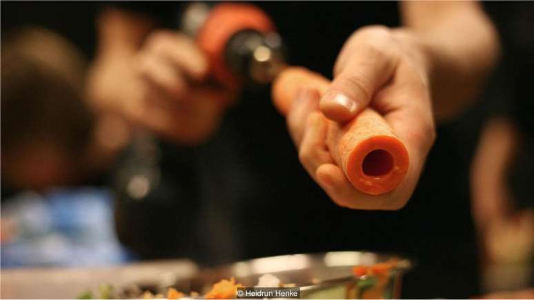 S&atilde;o necess&aacute;rias duas horas e at&eacute; 50 kg de legumes e verduras para fabricar os instrumentos da orquestra (Cr&eacute;dito: Heidrun Henke)