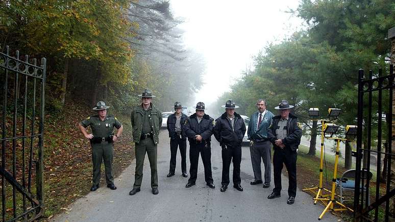 Agentes na entrada do Campo Prisional de Alderson, onde Martha Stewart se entregou em outubro de 2004