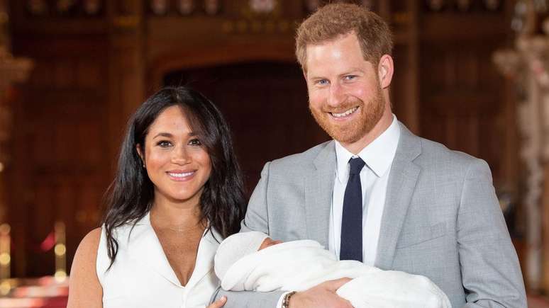 Harry e Meghan apresentam beb&ecirc;