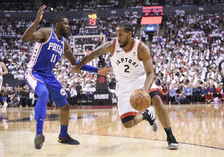 Kawhi Leonard, do Toronto Raptors, tenta a jogada no duelo contra o Philadelphia 76ers