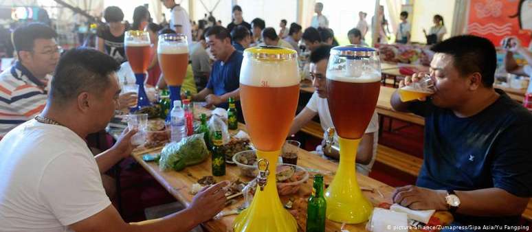 Chineses bebem cerveja em versão local da Oktoberfest, em Tsingtao