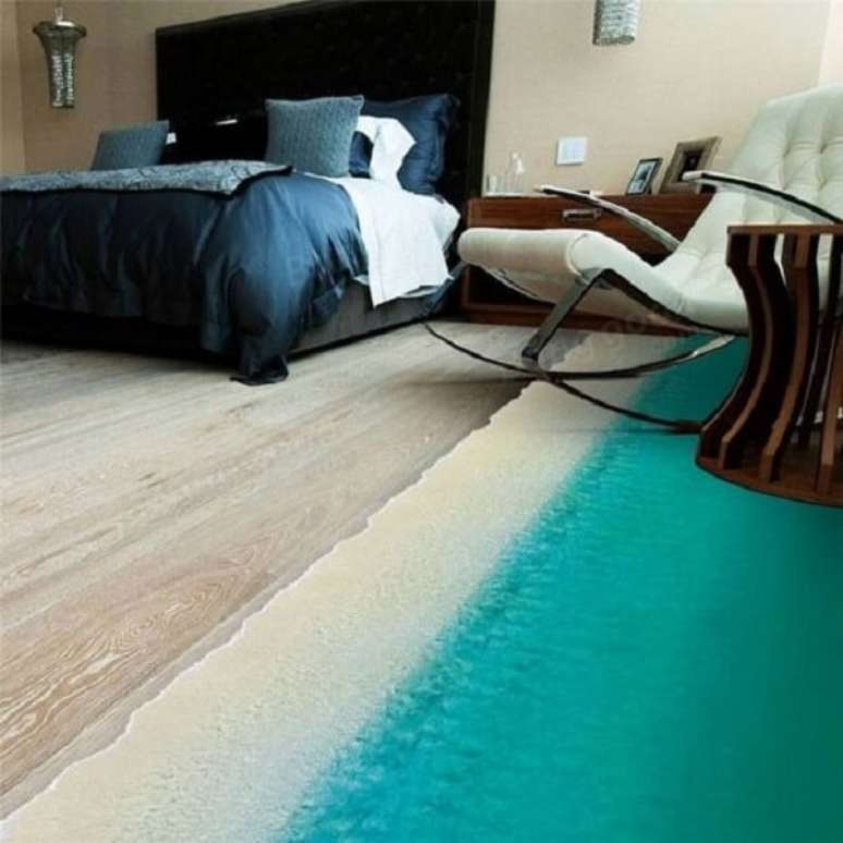 14 &ndash; O piso 3D imprimi estilo praiano na decora&ccedil;&atilde;o de quarto de casal. Fonte: Casa e Constru&ccedil;&atilde;o