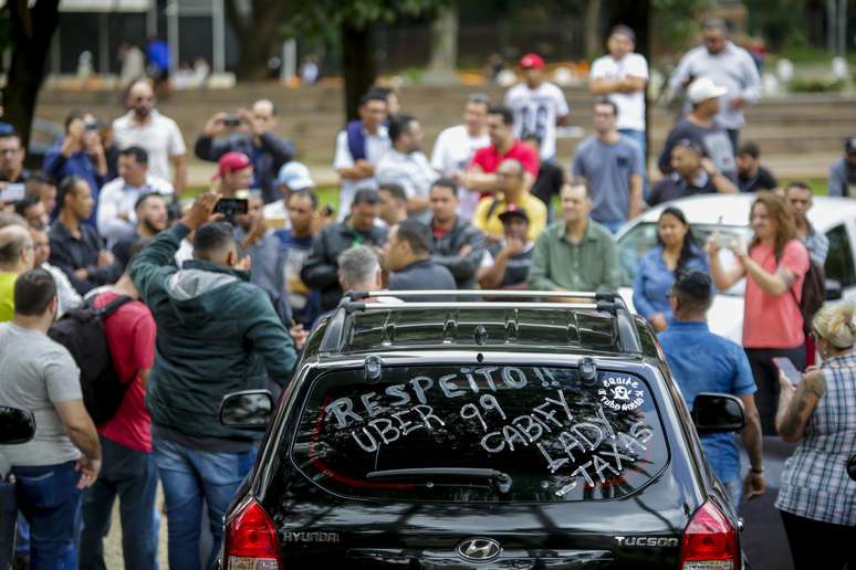 Motoristas de aplicativos realizam paralisação nesta quarta-feira, 08, na região do centro de São Paulo. O ato teve concentração no Vale do Anhangabaú e depois seguiu até a sede de Bolsa de Valores de São Paulo (B3). Eles aderiram a um protesto internacional de motoristas que pedem melhores condições de trabalho. Nesta sexta-feira, 10, a Uber faz sua oferta pública inicial (IPO) na bolsa de Nova York - e a abertura de capital do aplicativo tem motivado mais queixas entre os trabalhadores. A expectativa é de que as ações sejam avaliadas entre US$ 44 e US$ 50 dólares, levando o valor da empresa para próximo de US$ 90 bilhões.