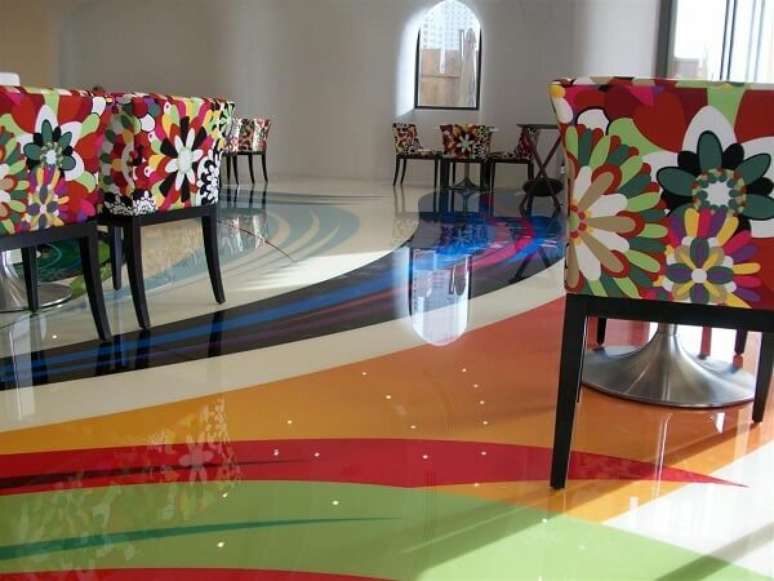 10 &ndash; As cores do piso l&iacute;quido 3D se harmonizam com os m&oacute;veis do ambiente. Fonte: Clique Arquitetura