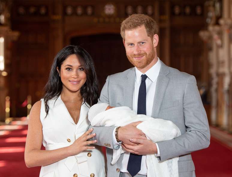 Príncipe Harry e Meghan Markle apresentam novo bebê real