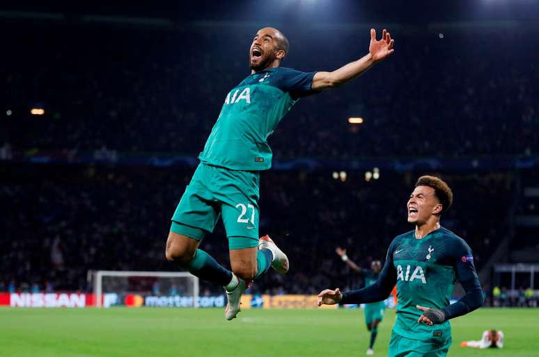 Lucas comemora gol pelo Tottenham