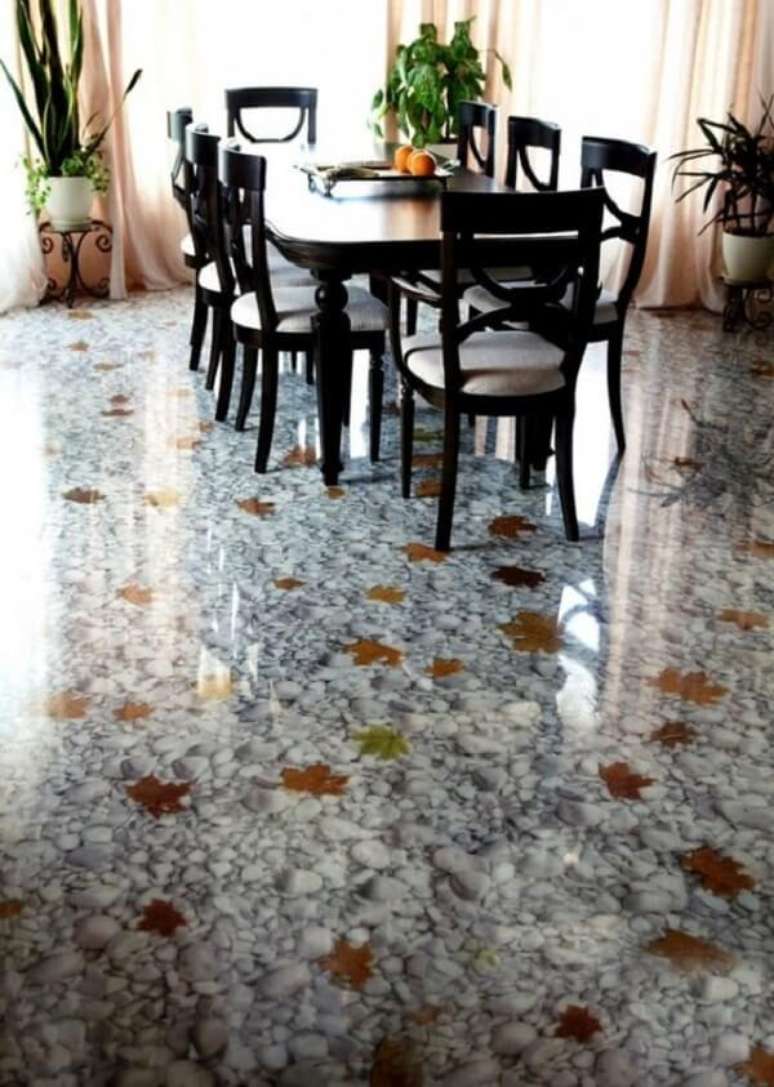 29 &ndash; Piso 3D com folhas do outono aplicada na sala de jantar. Fonte: Pinterest